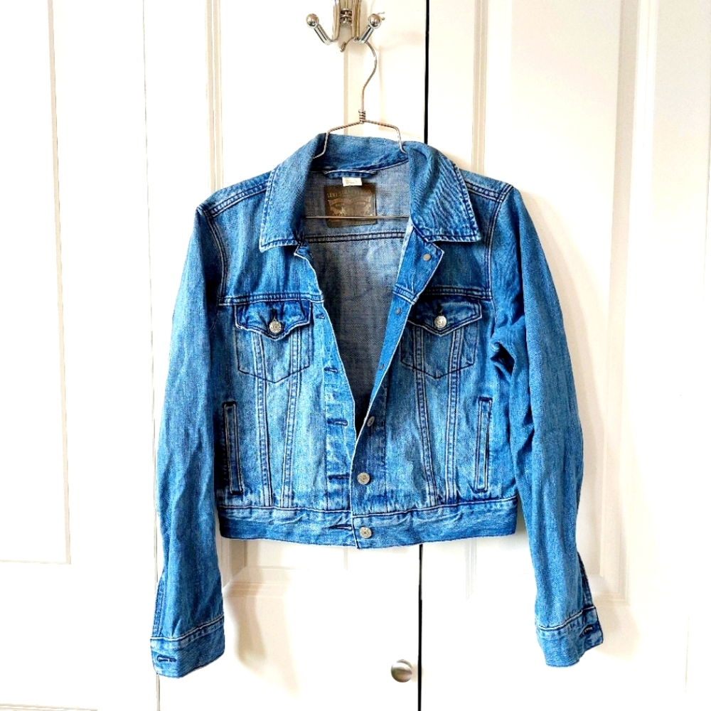 Trucker III Levi Denim Jacket size Medium Women's Medium Wash 100% cotton
